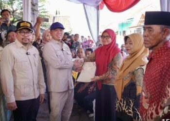 Menteri Nusron Serahkan 546 Sertipikat Hasil Konsolidasi Tanah di Jawa Tengah