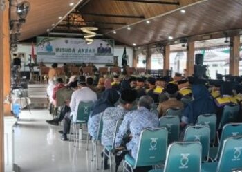 Bupati Fadhil Arief Hadiri Wisuda Akbar Sekolah Lansia