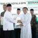 Nusron Wahid Serahkan Sertipikat untuk Gereja Katolik Fransiskus Asisi