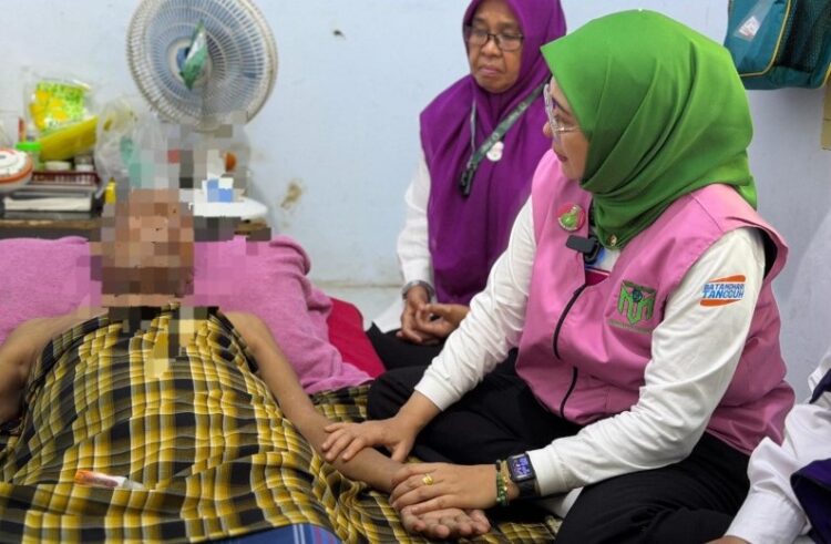 Zulva Fadhil Beri Bantuan Kursi Roda ke Rumah Warga